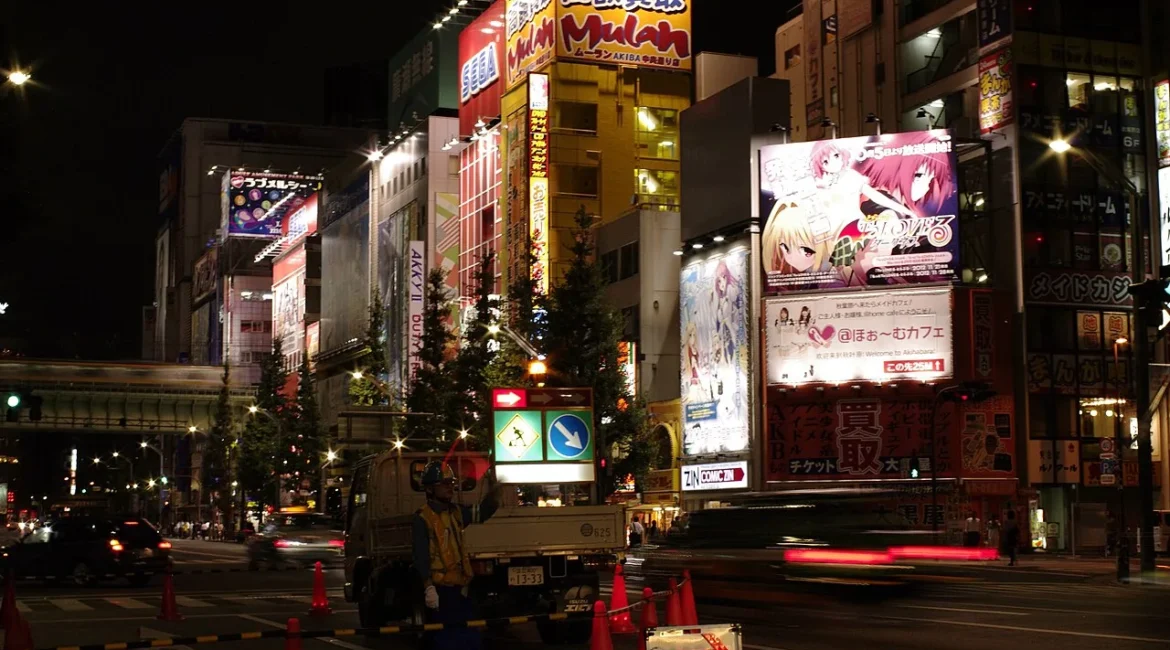 insegne di anime ad Akihabara per la stagione autunno 2026