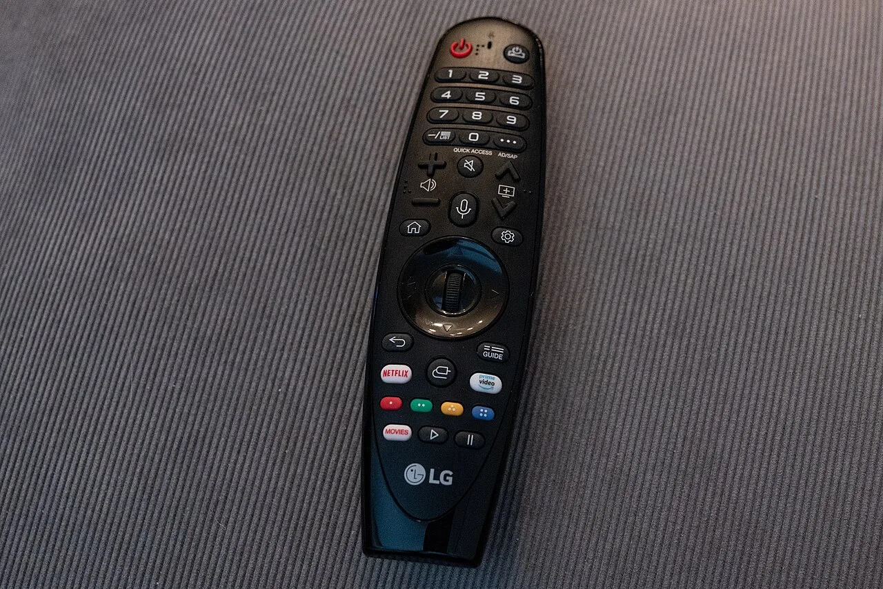 telecomando con tasto Netflix per gli anime in streaming