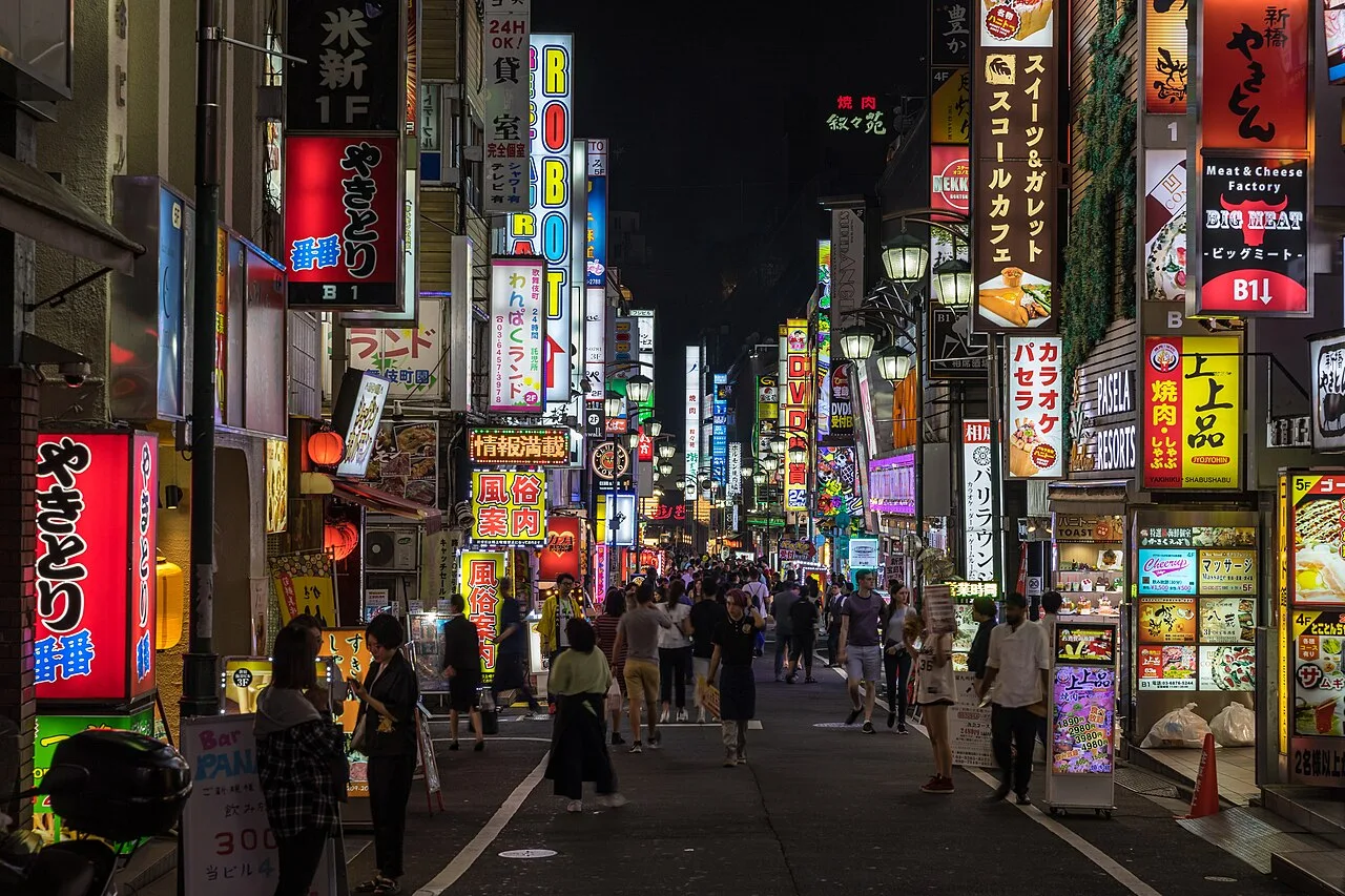 neon notturni di Tokyo che ricordano Night City