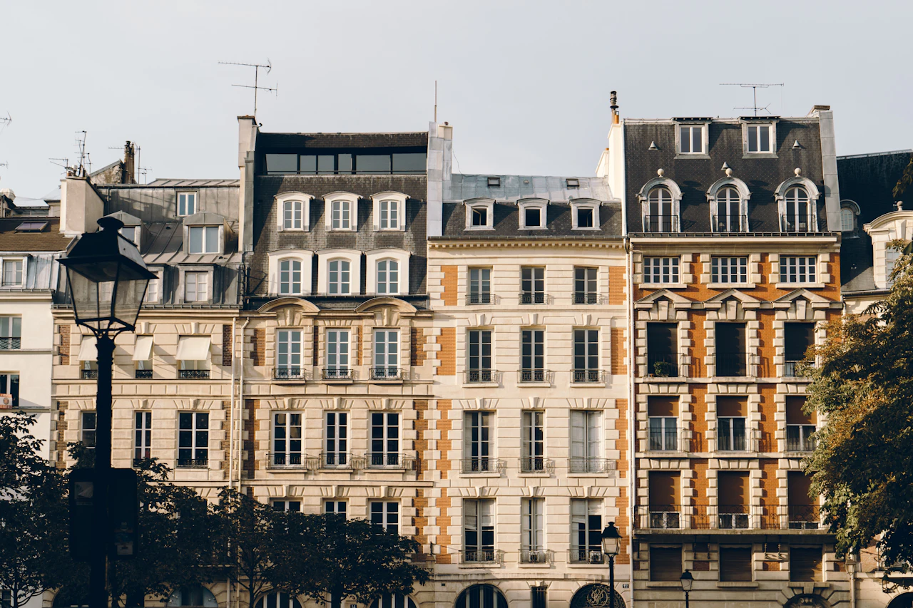 facciate di palazzi storici di Parigi