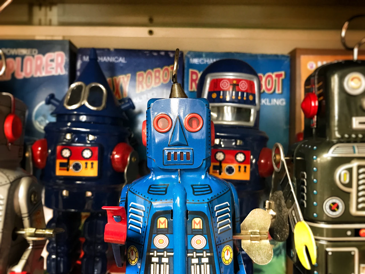 robot giocattolo vintage blu e rossi esposti in fila