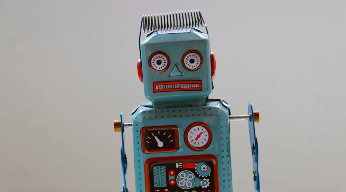 robot giocattolo blu su fondo chiaro