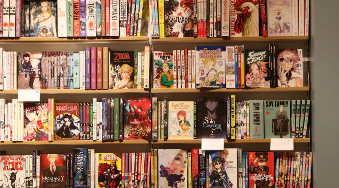 scaffali di una libreria pieni di volumi manga