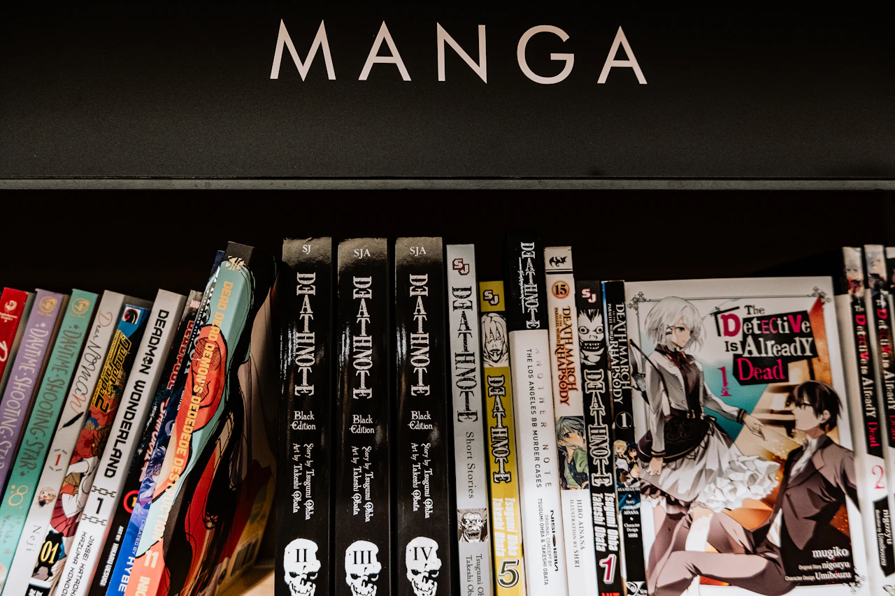 volumi manga ordinati su uno scaffale di fumetteria