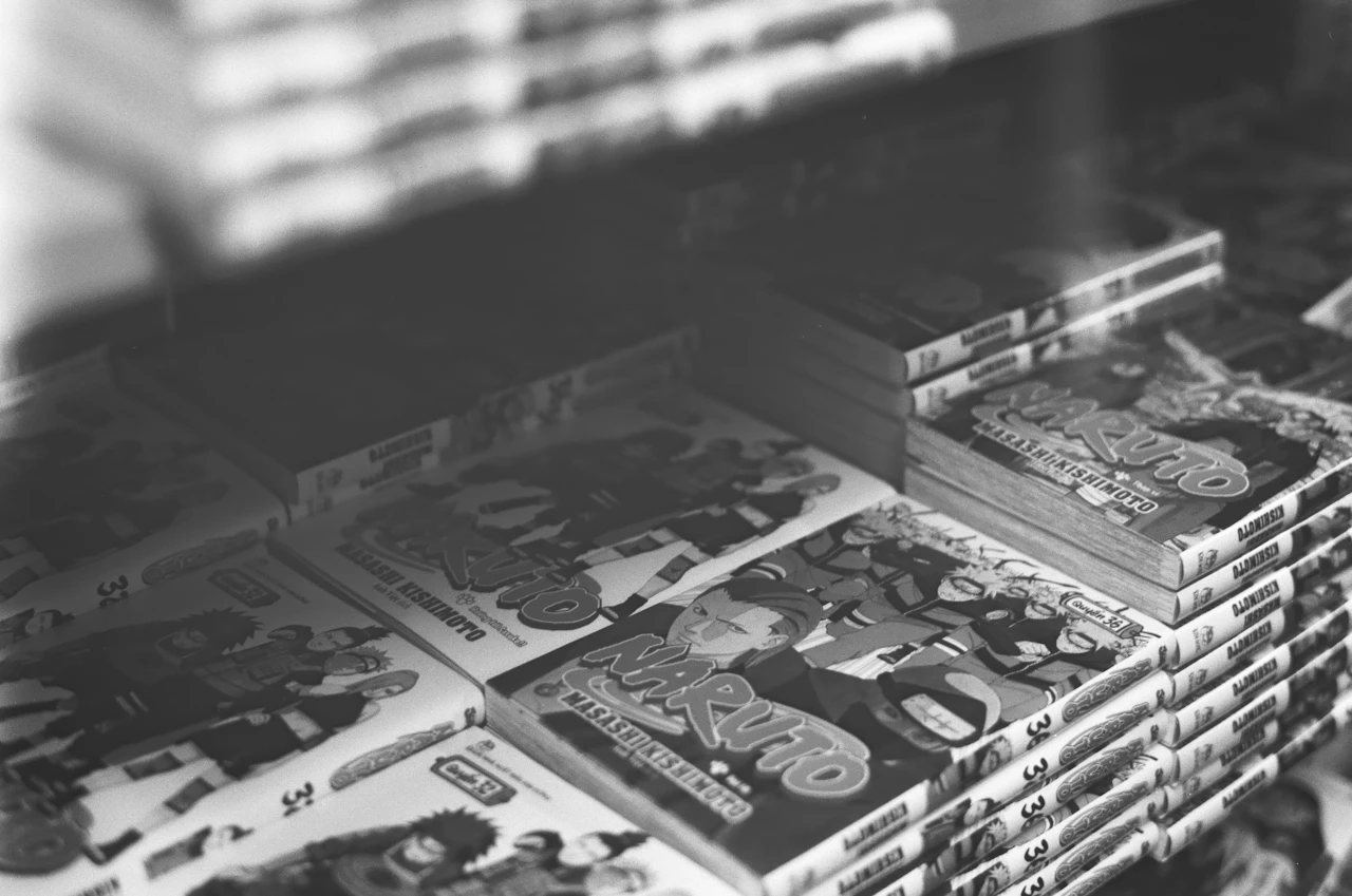 pile di volumi manga su uno scaffale