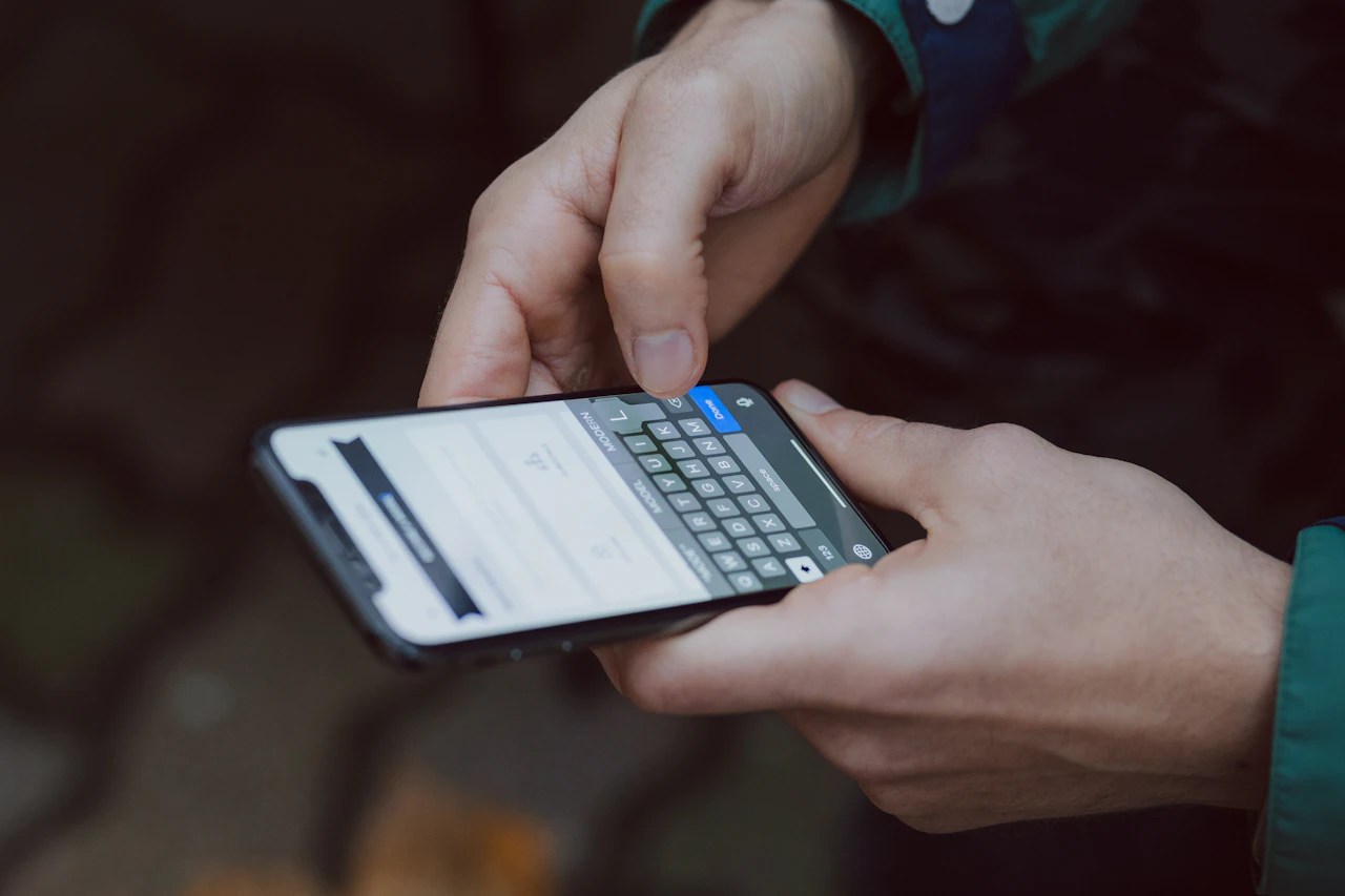persona che legge sul telefono con lo schermo acceso