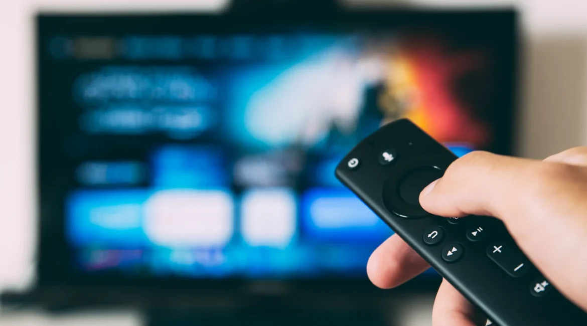 televisore a schermo piatto acceso in un soggiorno