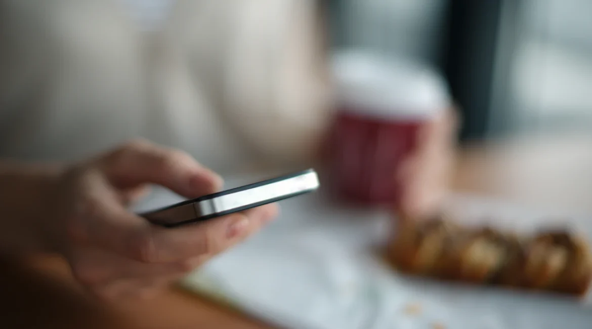 mani che tengono uno smartphone per leggere a scorrimento verticale