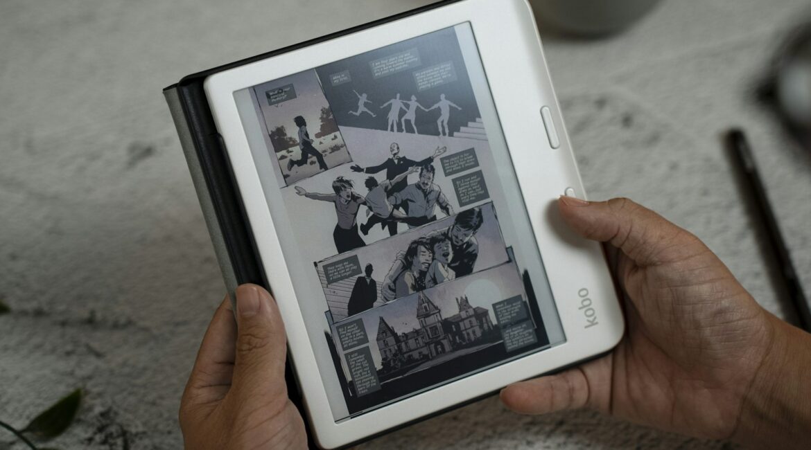 Mani che tengono un e-reader a colori con una pagina di fumetto aperta