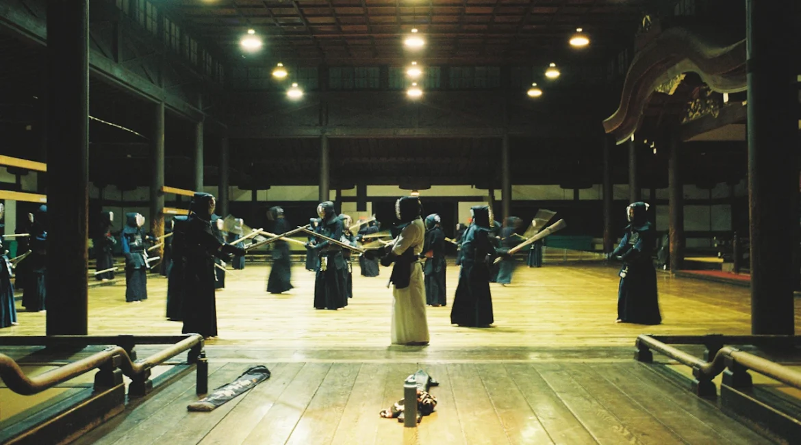 praticanti di kendo che si allenano in un dojo