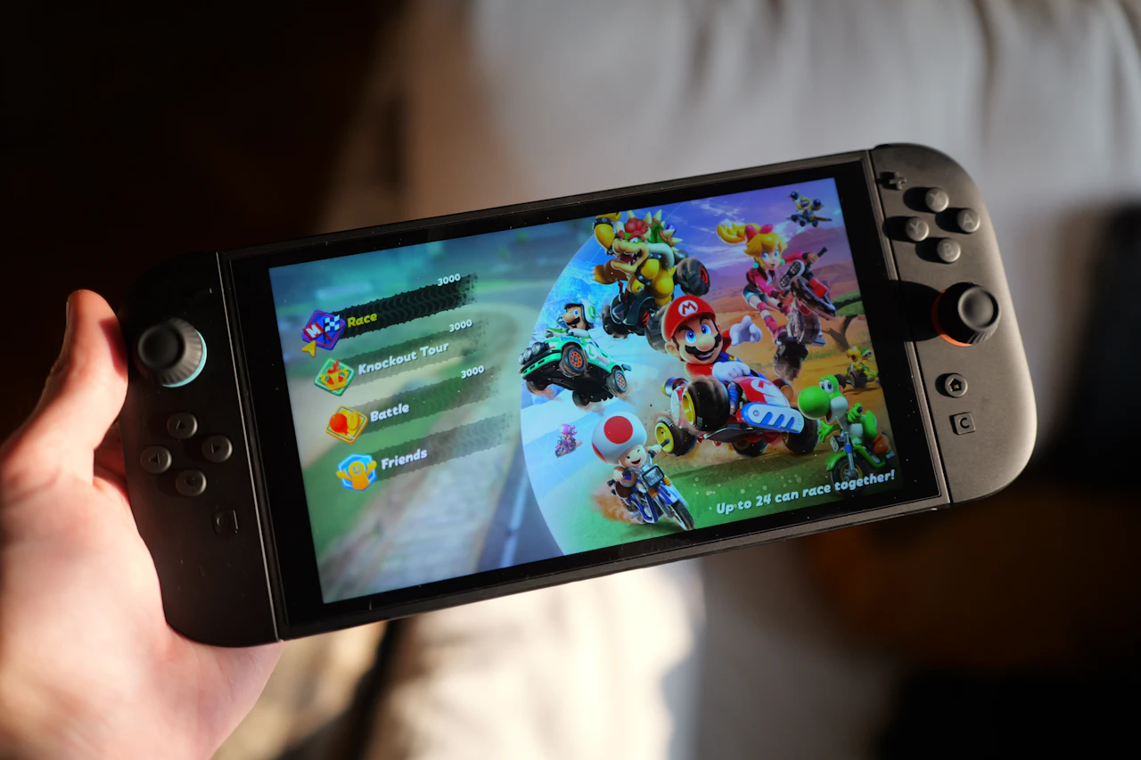 console Nintendo Switch 2 tenuta in mano con un gioco avviato